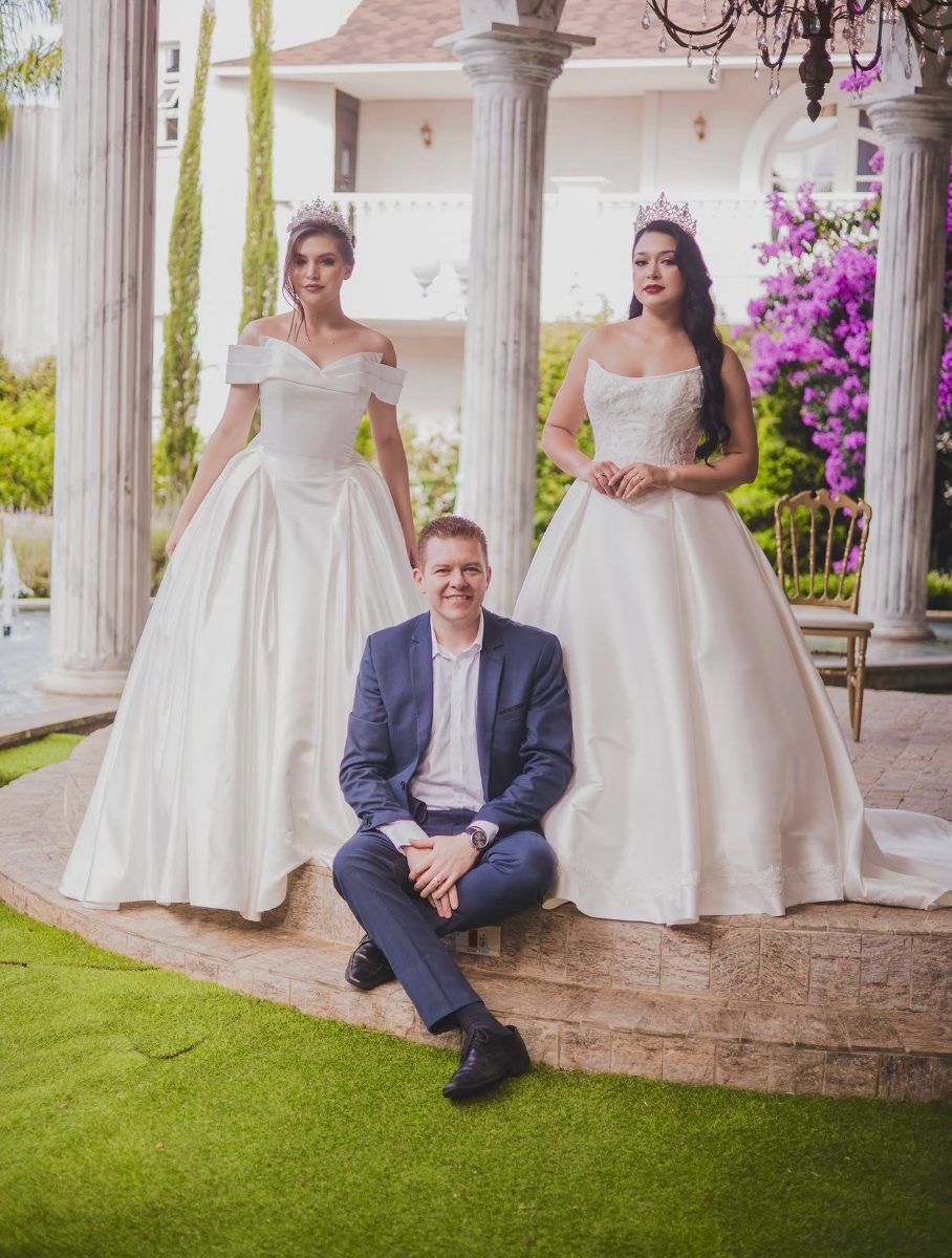 Equipe da Annah Dress com clientes em vestidos de festa